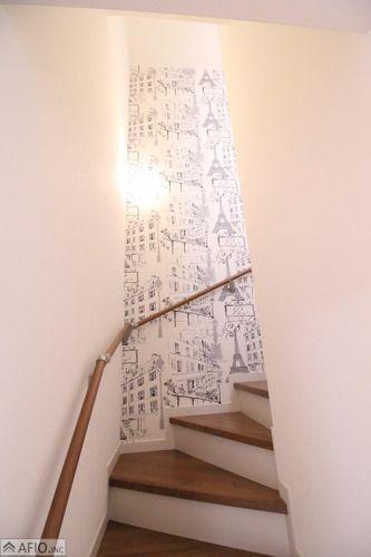 手すり付き階段。小さなお子様も年配の方も安全に上り下りできます。