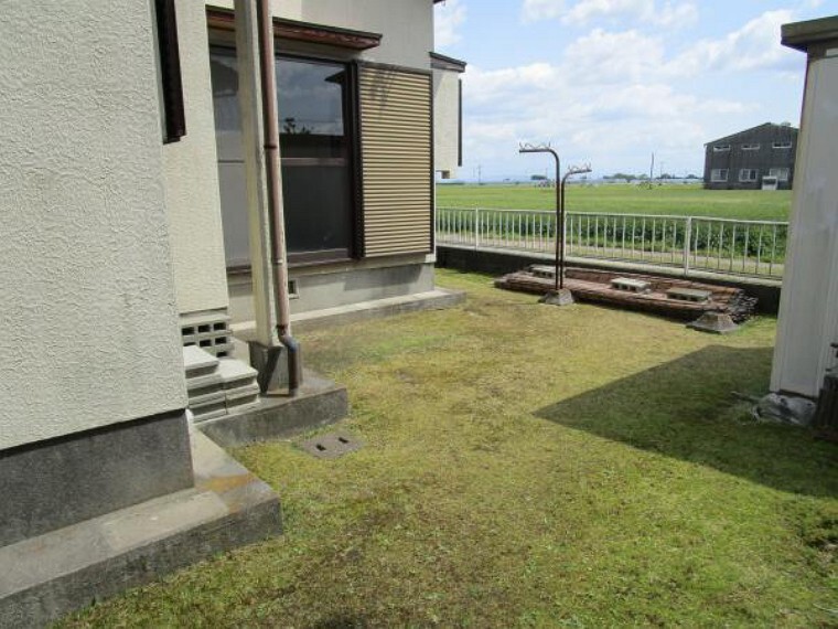 庭 【リフォーム中】駐車場の奥には庭があります。