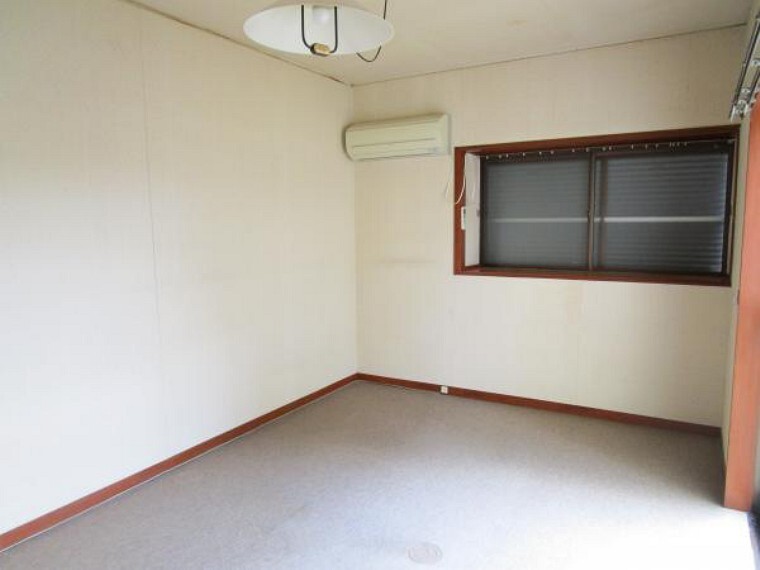 居間・リビング 【リフォーム中】こちらの部屋は隣のダイニングキッチンとつなげて12帖のLDKへ間取り変更を行います。