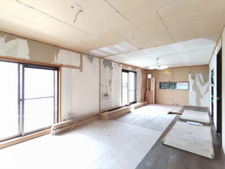 居間・リビング 【リフォーム中】リビングの写真です。天井・壁クロス張替、床材重ね張り、照明器具交換、エアコン1台設置、火災警報器設置を行います。掃き出し窓があり、明るく過ごしやすい空間に生まれ変わります。