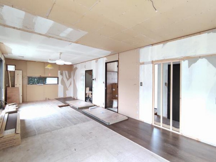 リビングダイニング 【リフォーム中】リビングの別角度の写真です。天井・壁クロス張替、床材重ね張り、照明器具交換、エアコン1台設置、火災警報器設置を行います。南向きの窓から心地よい風と暖かな光が入るリビングです。