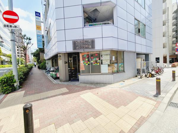 幼稚園・保育園 グローバルキッズ水天宮前園。他、徒歩10分圏内に保育施設が10施設以上点在しています。子育てに通勤に便利な立地です。