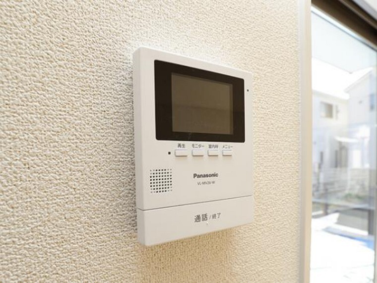 \同仕様写真/女性やお子様にも安心のTVモニター付きインターホン!一目で来客を確認できるので、特に小さなお子様をお持ちのご家庭でも安心してお住まい頂ける設備です。