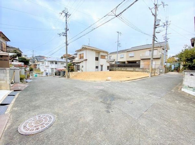 周辺の街並み 見通しのいい前道ですね