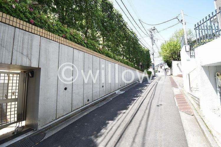 現況写真 前面道路は交通量が少ないため、お子様がいらっしゃるご家庭でも安心です。