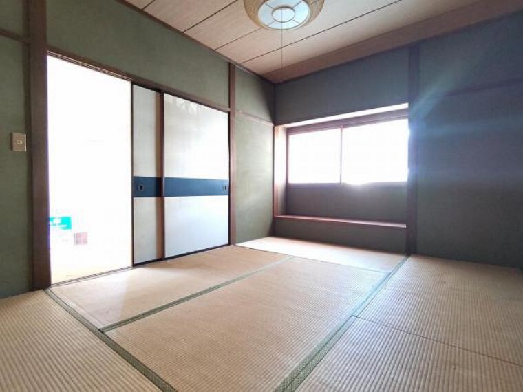 和室 【リフォーム中】1階和室 畳は表替えを行います。イグサの香りに癒されながらごろ寝が出来る和の空間は小さなお子様にもご年配の方にもくつろぎの場になるので1室あると嬉しいですね。