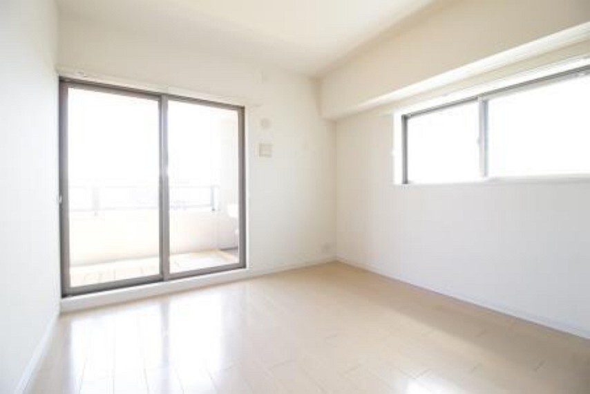 洋室 *南側洋室* 居室で一番明るいお部屋です。バルコニーと出入りできます。
