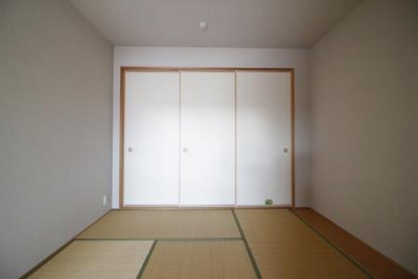 和室 収納付きの和室がLDKに隣接しているのでお好きにお使いいただけます。 5.1帖ありますので、来客時やお子様が小さいときにも重宝します。