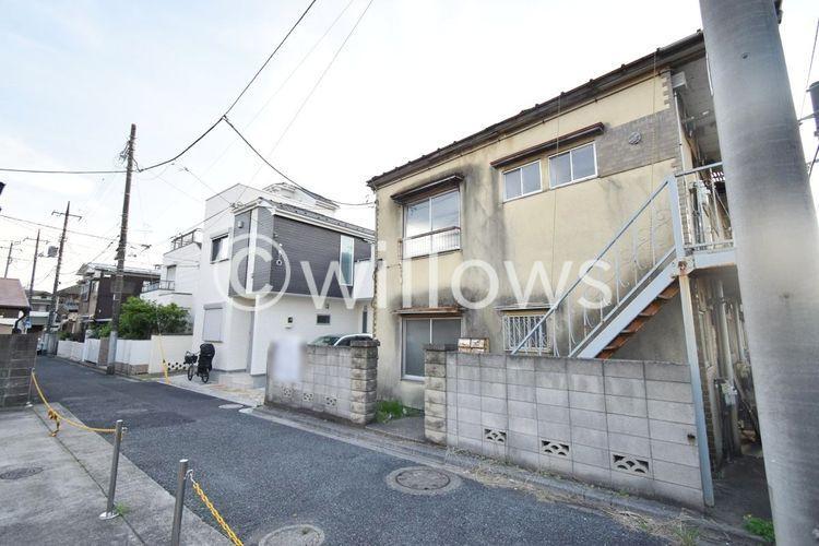 現況写真 解体前につき古屋がございますが、ここから生まれ変わる予定です。近隣は落ち着いた雰囲気の住宅街になっております。周辺環境含めてご案内が可能でございますので、お気軽にお申し付けくださいませ。