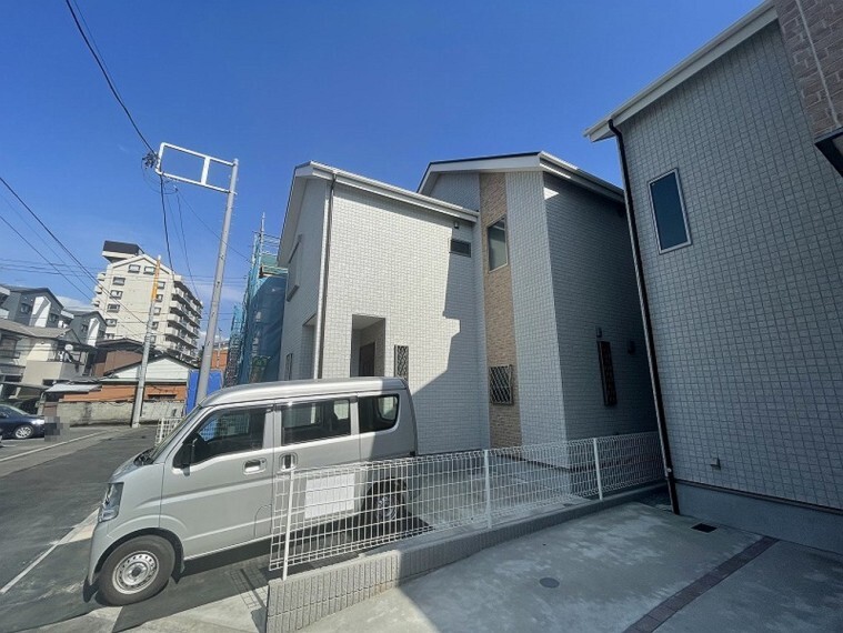 現況外観写真 生活に便利な大型商業施設が多数点在する環境です。