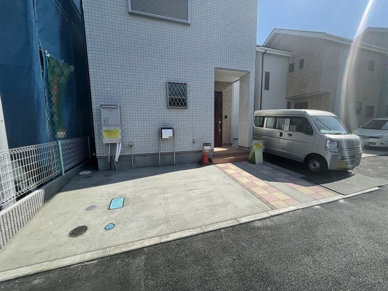 現況外観写真 ゆとりの駐車スペースで自転車なども置けそうですね。