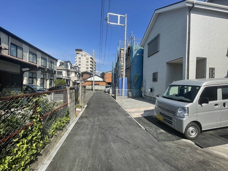 現況外観写真 前面道路は車通りが少なく小さなお子様にも心強いですね。