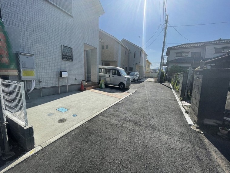 現況外観写真 段差も無く、前面道路からの出入りもスムーズですね。