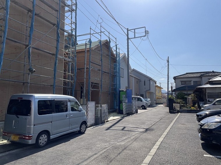 現況外観写真 見晴らしの良い前面道路です。陽当りも良好。