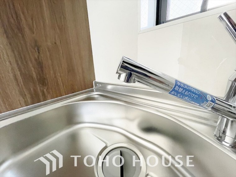 キッチン 【Movable shower head】 浄水器内蔵・可動式のシャワーヘッド、水はねや大きな洗い物も計算したシンク、時短と清潔を保つ食洗器。システムキッチンは家事をずっと楽にしてくれます。