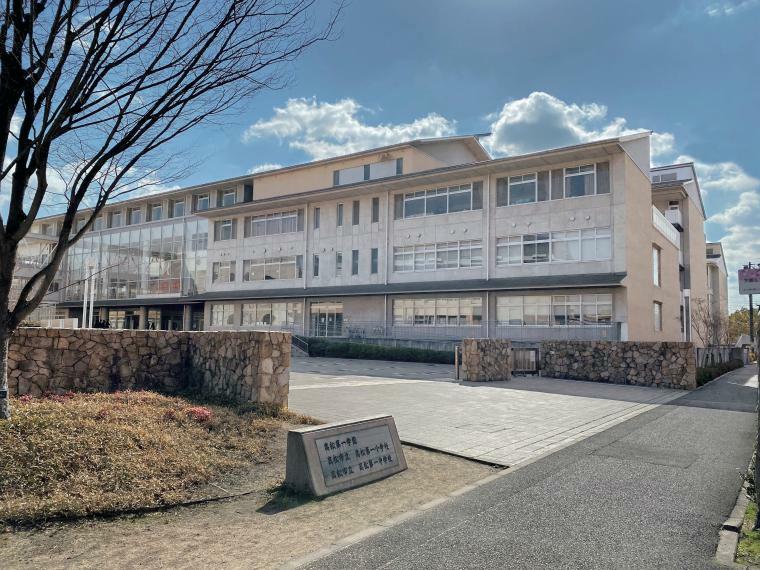 小学校 【高松市立高松第一小学校・高松第一中学校】 ※掲載の周辺施設写真は2021年2月に撮影したものです。※徒歩時間は80mを1分とし換算（端数切り上げ）したものです。