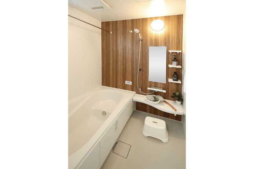 浴室 【サーモバスS】 浴槽保温材と保温組フタのダブル保温構造でお湯が冷めにくく、光熱費の節約が期待できます。
