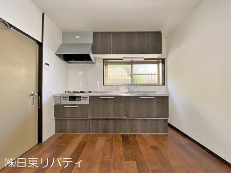 キッチン キッチン背面に窓が有り、お料理中でも手元が暗くありません。