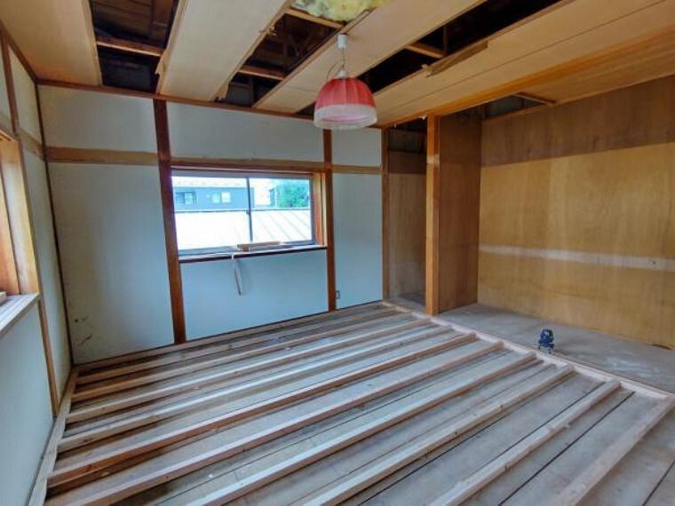 【リフォーム前】2階和室です。和室から洋室に変更予定です。床のフローリングの張替、天井と壁のクロスの張替を行います。