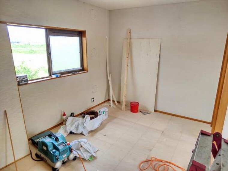 玄関 【リフォーム中】2階北側洋室は天井・壁のクロス貼替、床材の重張りを行います。照明器具も交換しますので、明るいお部屋になりますよ。(2021.5.22撮影)