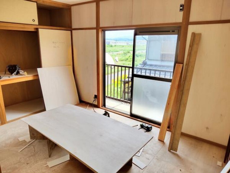 【リフォーム中】2階の和室は天井・壁のクロス貼替え、床材の貼替を行い、洋室に変更します。お子様のお部屋としても使いやすくなりましたよ。(2021.5.1撮影)