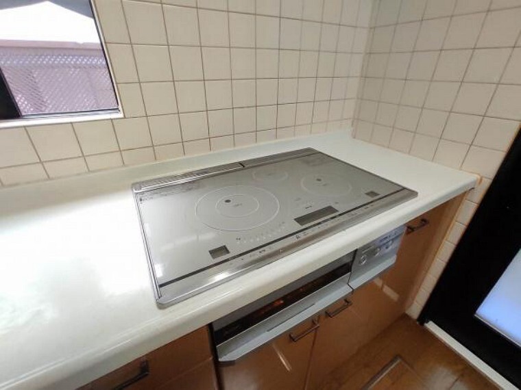 キッチン IHクッキングヒーター。オール電化住宅です。