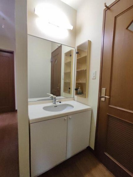 洗面化粧台 2階のトイレ前にも手洗いがございます。
