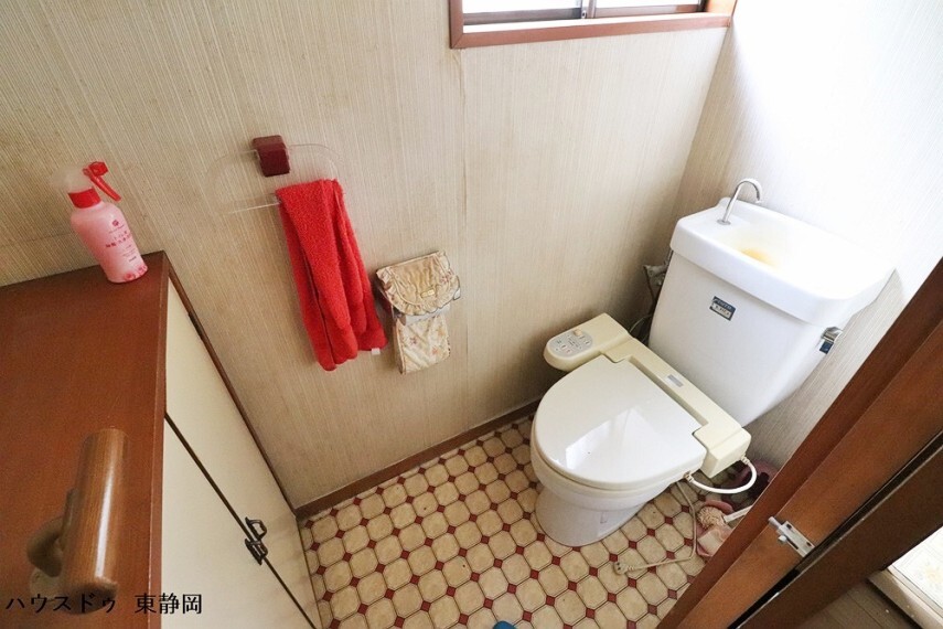 トイレ 洗浄機能付きのトイレです。収納ボックスもあり、トイレ用品の備蓄等も隠して収納できます。
