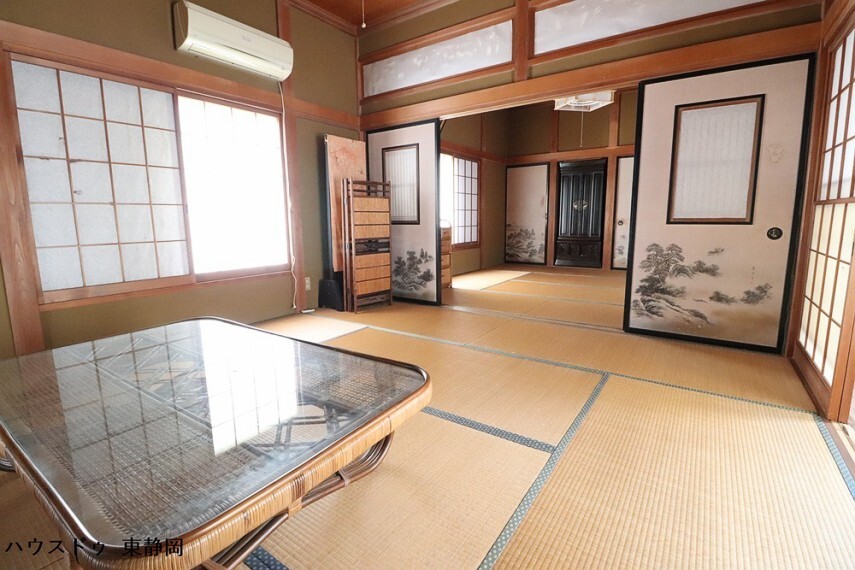 和室 8帖の和室が続き間となっています。襖を開ければ16帖の大きなお部屋として使用できます。親戚の集まり等に便利です。