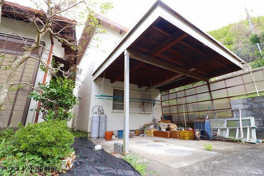 外観写真 離れは二階建てになっています。屋根付きの駐車場も兼ねています。