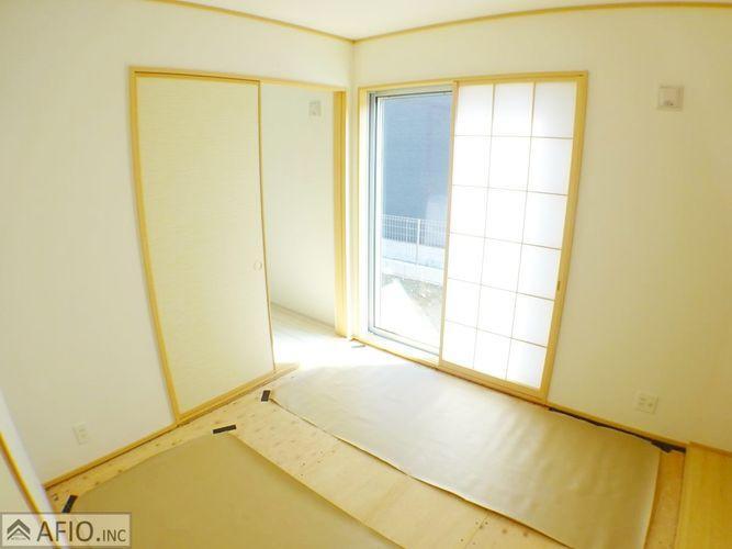 リビング隣の和室は、小さなお子様がいるご家庭や、急な来客時など便利です!