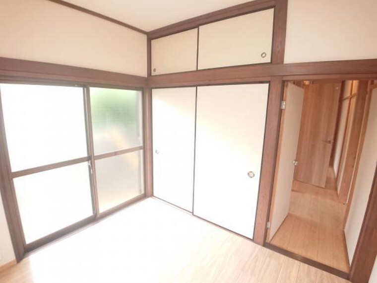 専用部・室内写真 【リフォーム済】1階北西側6帖和室の収納部分を撮影しました。1間のサイズがあるので、普段使用しない季節物なども仕舞っておくことも可能です。また、お子様の部活用具なども仕舞ってもいいですよね。床クッションフロア張り、クロス・襖張替えを行いました。