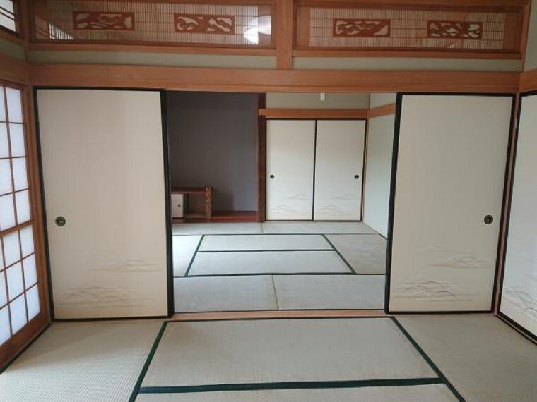 【リフォーム済】1階6帖の和室から8帖の和室方向を撮影しました。襖を外すと併せて14帖のスペースになりますのでご親族が集まった時も安心ですね。和室があると何か重宝しますね。