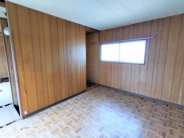 【リフォーム中】2階6帖の洋室です。床はフローリングを重ね張りし、壁・天井はクロスの張替えを行います。