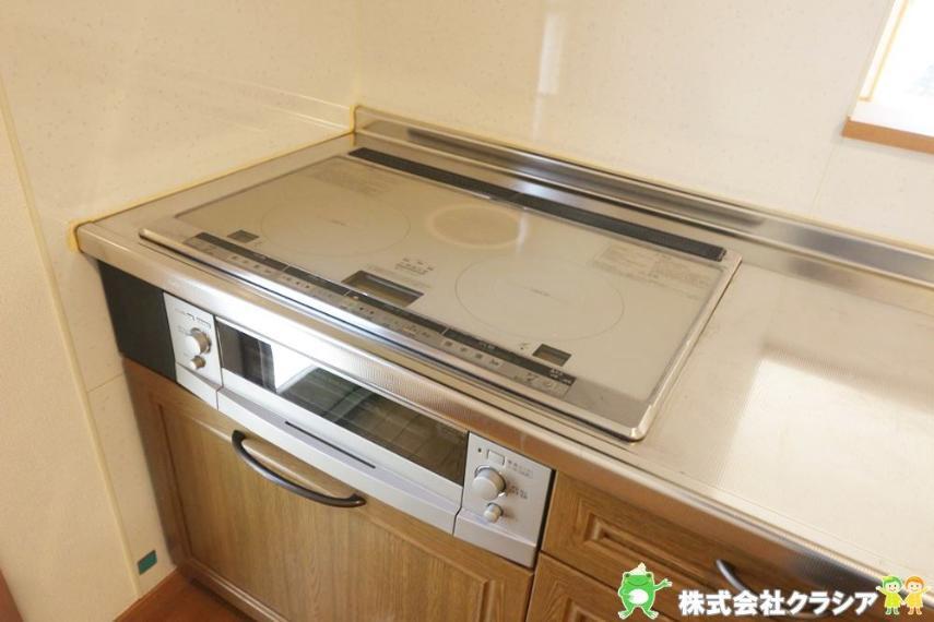 キッチン IHクッキングヒーターなので火事の心配もなく安心してお料理に取り組めそうですね。(2021年4月撮影)
