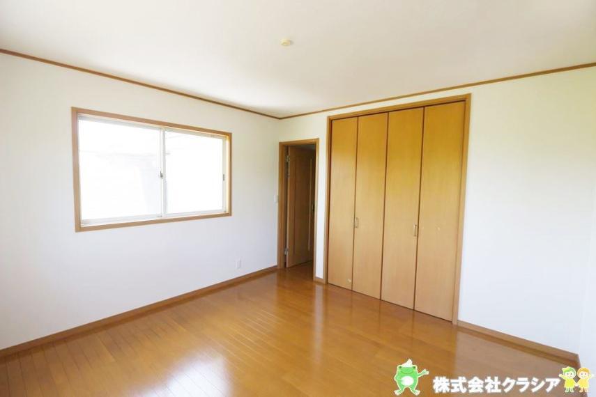 子供部屋 北側8帖の洋室です。各居室には収納完備していますので、綺麗な空間が保てますね(2021年4月撮影)