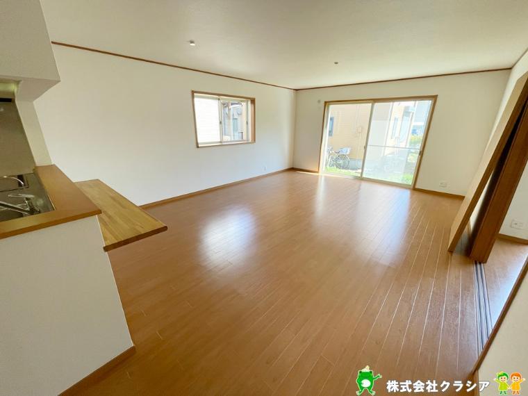 居間・リビング 21.5帖のLDK。家族と過ごす時間はかけがえのない一番のリラックス空間になりますね(2021年5月撮影)