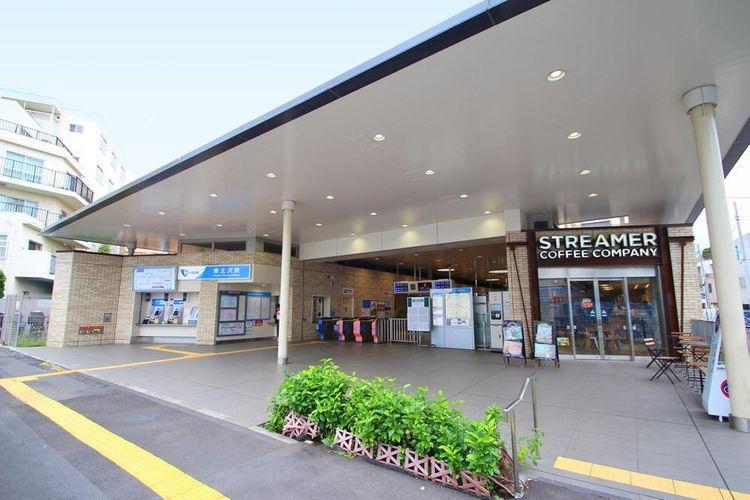 東北沢駅(小田急 小田原線) 徒歩3分。お隣の下北沢駅は騒がしくてちょっと…という方におすすめのこちらお隣の東北沢駅。駅前は賑わいが無いですが、上北沢駅が徒歩圏内なので普段の生活と休日で使い分けて見…