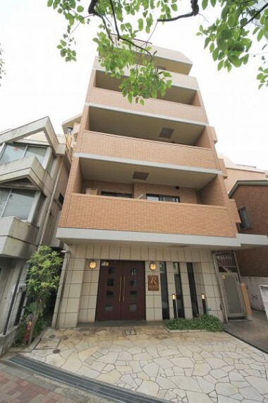 外観写真 ■お洒落なタイル張りの外観が魅力的な平成16年築の日当り良好な南西向き角住戸!