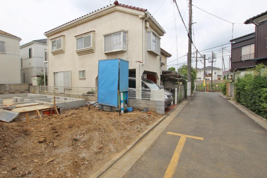 現況外観写真 前面道路を含む現地 2021.06.13撮影