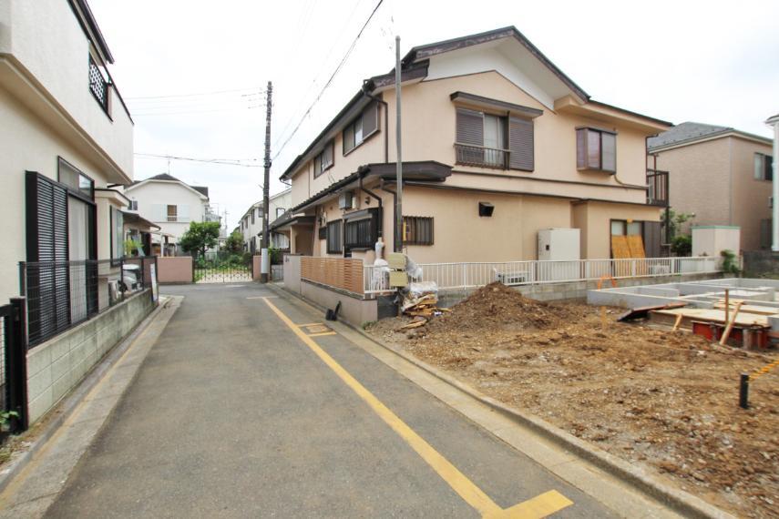 現況外観写真 前面道路を含む現地 2021.06.13撮影