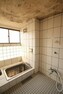 浴室 窓のあるバスルーム。浴槽、洗い場ともにゆとりのある設計です。
