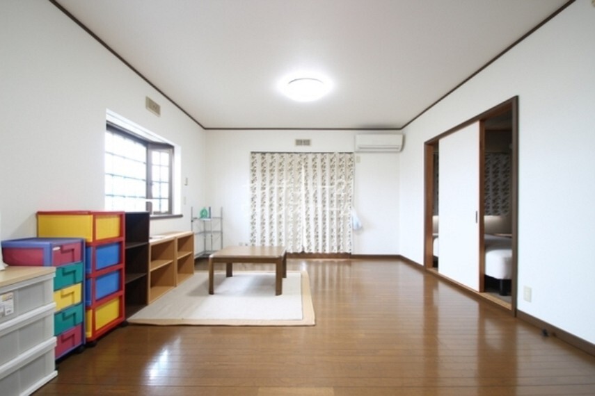 寝室 ご夫婦の主寝室にオススメのお部屋をご用意しました。 窓からはあたたかい日差しが降り注ぎます。