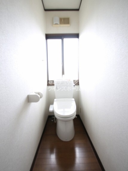トイレ いつでも快適に使える温水洗浄便座! 窓があるので、嫌な臭いもこもりません。