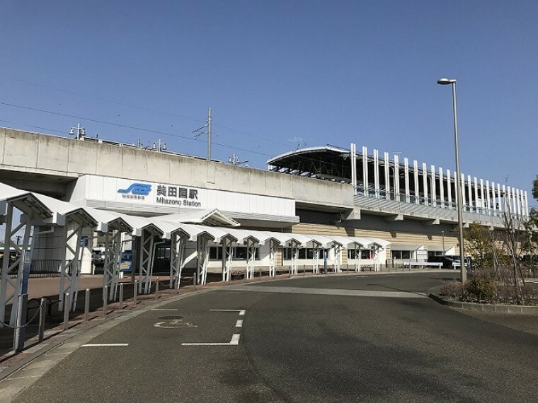 現地から550m～700m。　仙台空港アクセス線「美田園駅」　周辺には商業施設が立ち並び、市民の暮らしをサポートしています。（約700m・徒歩9分）