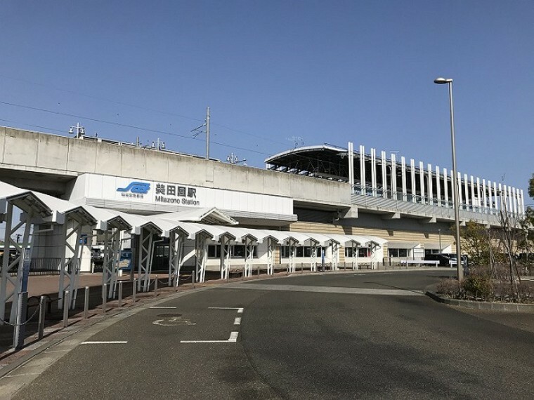 現地から550m～700m。　仙台空港アクセス線「美田園駅」　周辺には商業施設が立ち並び、市民の暮らしをサポートしています。