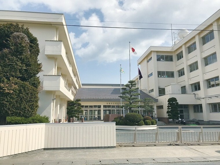 中学校 現地から3170m～3320m。　名取市立増田中学校　一人ひとりが光り輝く学校を目標とした中学校です。