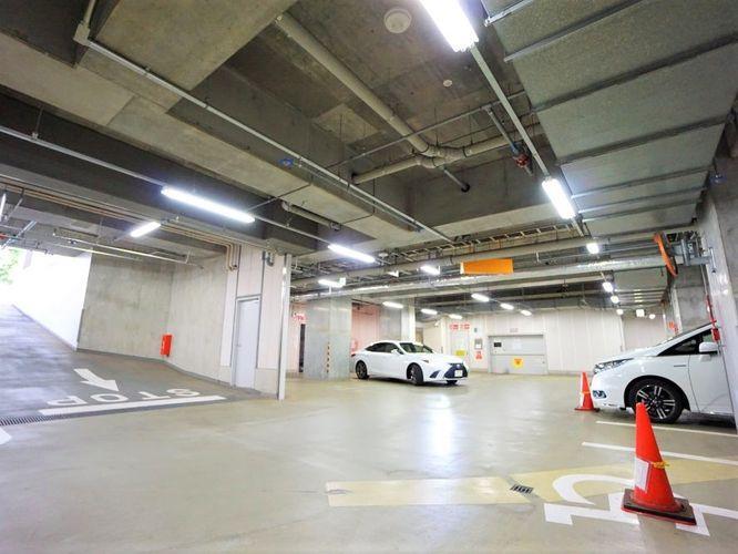 駐車場 駐車場はまるで商業施設のよう。昇降式のもので雨に濡れて汚れたり、誰かにいたずらされたりする心配もございません。大切なお車ですから、その保管方法も重要ですよね。