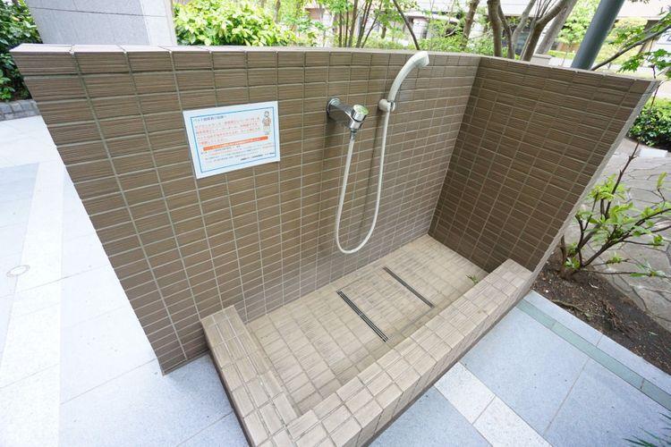 裏口に設置された足洗い場です。当該マンションはペットが飼育可能ですのでワンちゃんの足洗い場として利用出来、助かりますね
