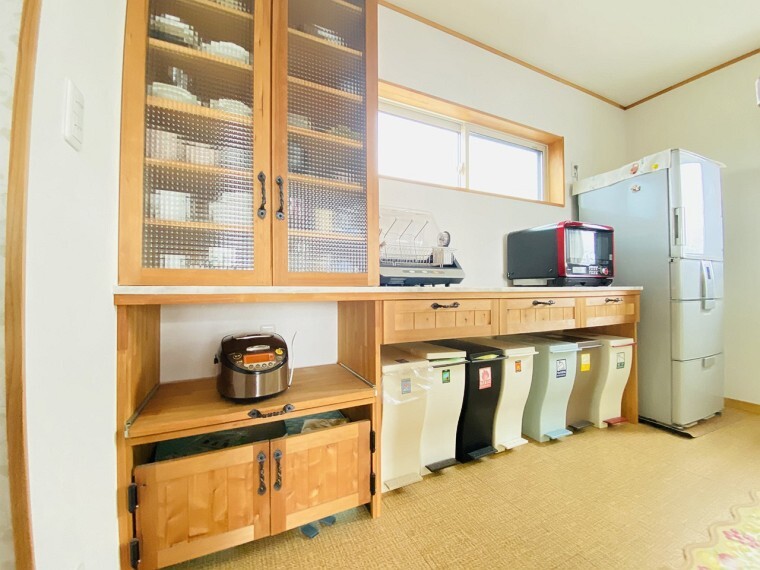 キッチン 窓があり、暖かな陽が差し込みます。使い勝手の良く木目の美しい造作の食器棚。カウンター付でキッチン家電もたくさん設置できますね!